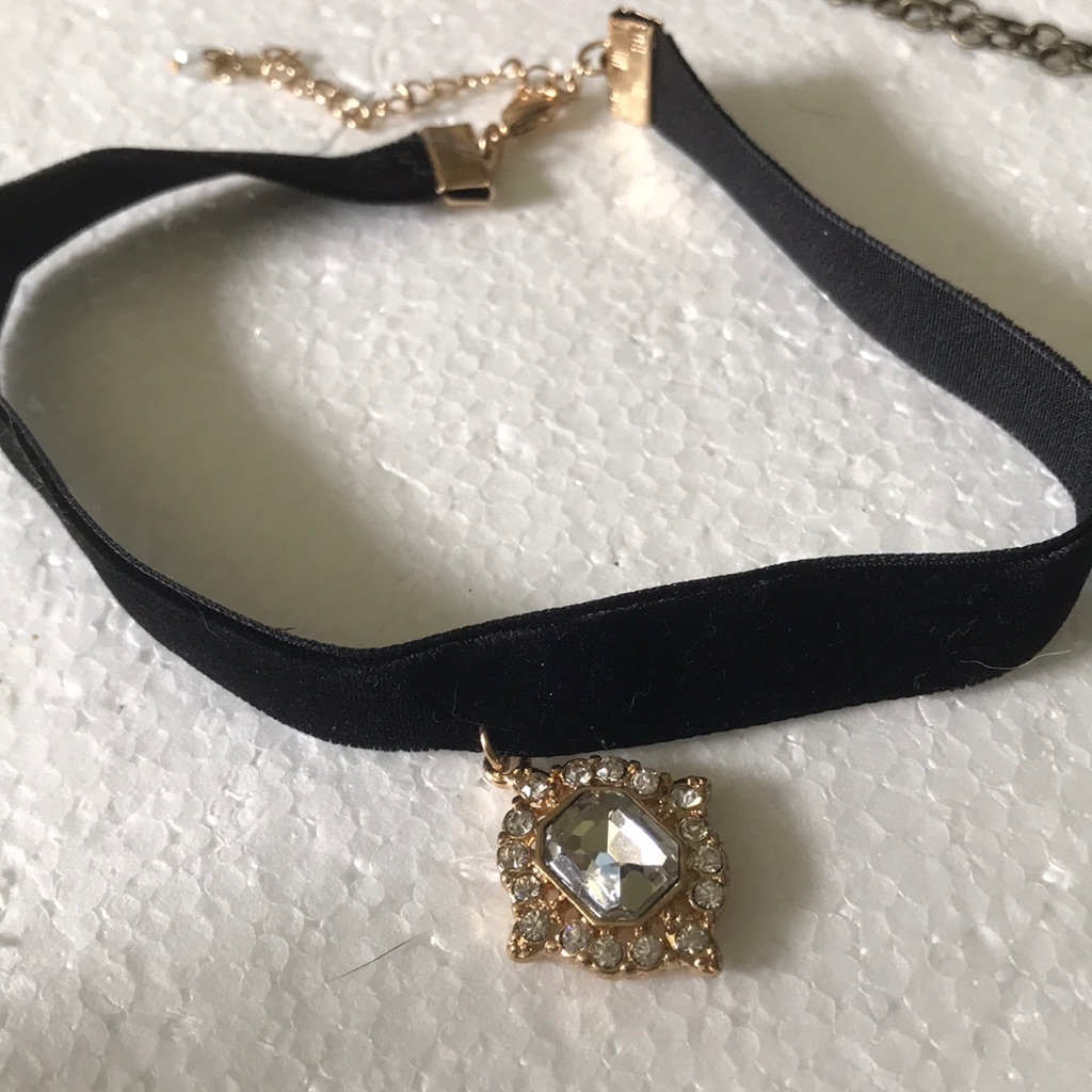 Velvet Rhinestone Pendent Choker